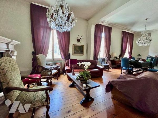 En centre ville d'HAZEBROUCK, très belle maison bourgeoise d'env. 450m² habitables avec cachet ...