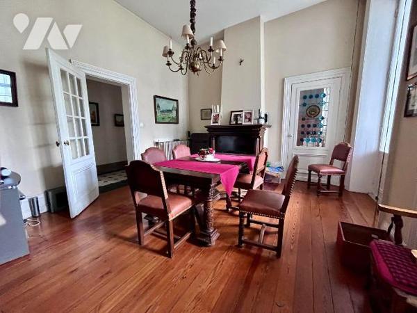 En centre ville d'HAZEBROUCK, très belle maison bourgeoise d'env. 450m² habitables avec cachet ...