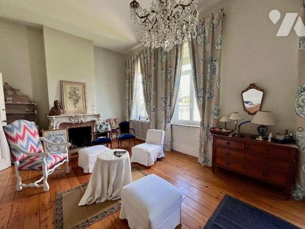 En centre ville d'HAZEBROUCK, très belle maison bourgeoise d'env. 450m² habitables avec cachet ...