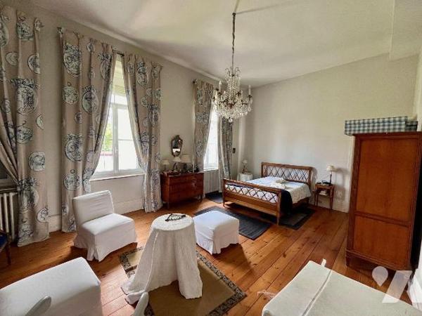 En centre ville d'HAZEBROUCK, très belle maison bourgeoise d'env. 450m² habitables avec cachet ...