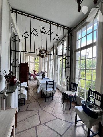 En centre ville d'HAZEBROUCK, très belle maison bourgeoise d'env. 450m² habitables avec cachet ...