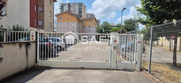 appartement en rez de jardin , avec véranda dans une copropriété securisée à 2 min du centre ville