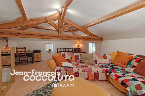 Belle maison d'archi en pierre avec grand volumes