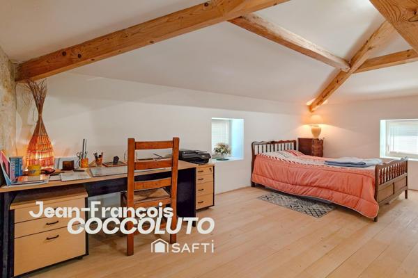 Belle maison d'archi en pierre avec grand volumes
