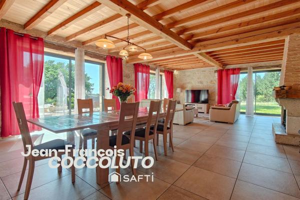 Belle maison d'archi en pierre avec grand volumes
