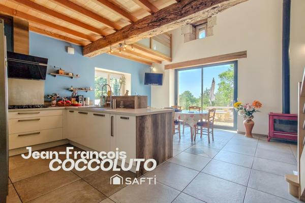 Belle maison d'archi en pierre avec grand volumes