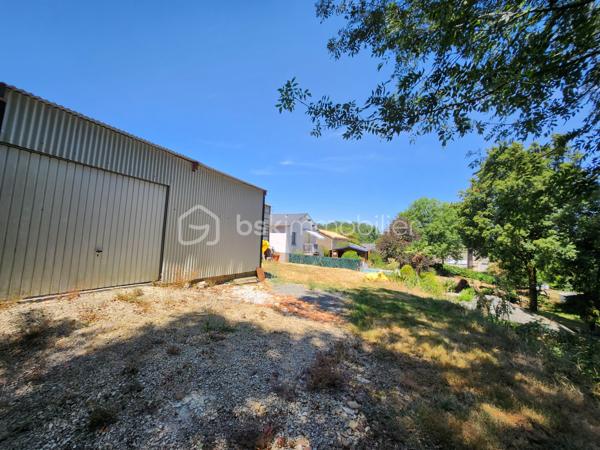À vendre sur la commune de Ménigoute, découvrez ce terrain de 1 479 m², offrant un cadre naturel et de nombreuses possibilités d'aménagement.

La parcelle comprend 445 m² en zone constructible, idéale pour un projet de construction légère, un espace de loisirs ou de stockage.

Un garage de 18 m², construit en 2023 sur une dalle béton, est déjà présent sur la partie plane du terrain, constituant un véritable atout pour un futur projet.

Le reste de la parcelle est composé d'un espace naturel avec un ruisseau, deux coteaux arborés et une végétation préservée, offrant un environnement calme et verdoyant.

Le terrain bénéficie d'un accès individuel directement sur la route et se situe à l'arrière d'un bâtiment appartenant à la mairie.

À noter :

* Terrain de 1 479 m².
* Environ 445 m² constructibles.
* Garage de 18 m² construit en 2023.
* Accès privatif.
* Environnement naturel avec ruisseau.
* Réseaux (eau, électricité et tout-à-l'égout) non raccordés à ce jour.

Une belle opportunité pour un projet nécessitant un espace extérieur, un lieu de stockage ou un aménagement léger dans un environnement paisible.

À découvrir sans tarder ! Contactez-moi pour plus d'informations ou organiser une visite