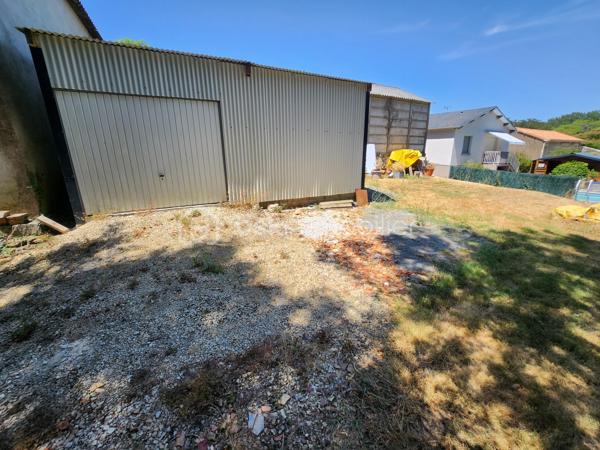 À vendre sur la commune de Ménigoute, découvrez ce terrain de 1 479 m², offrant un cadre naturel et de nombreuses possibilités d'aménagement.

La parcelle comprend 445 m² en zone constructible, idéale pour un projet de construction légère, un espace de loisirs ou de stockage.

Un garage de 18 m², construit en 2023 sur une dalle béton, est déjà présent sur la partie plane du terrain, constituant un véritable atout pour un futur projet.

Le reste de la parcelle est composé d'un espace naturel avec un ruisseau, deux coteaux arborés et une végétation préservée, offrant un environnement calme et verdoyant.

Le terrain bénéficie d'un accès individuel directement sur la route et se situe à l'arrière d'un bâtiment appartenant à la mairie.

À noter :

* Terrain de 1 479 m².
* Environ 445 m² constructibles.
* Garage de 18 m² construit en 2023.
* Accès privatif.
* Environnement naturel avec ruisseau.
* Réseaux (eau, électricité et tout-à-l'égout) non raccordés à ce jour.

Une belle opportunité pour un projet nécessitant un espace extérieur, un lieu de stockage ou un aménagement léger dans un environnement paisible.

À découvrir sans tarder ! Contactez-moi pour plus d'informations ou organiser une visite