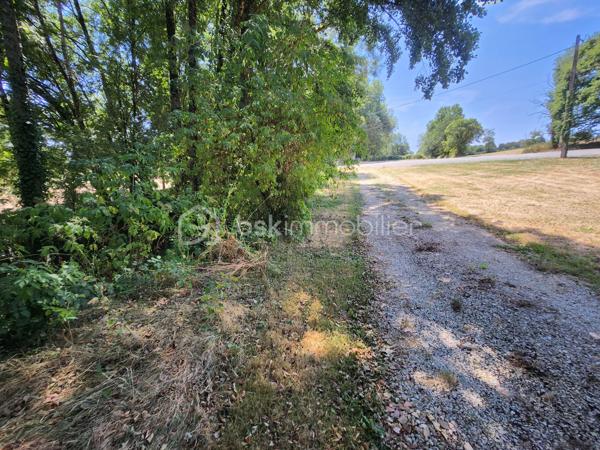 À vendre sur la commune de Ménigoute, découvrez ce terrain de 1 479 m², offrant un cadre naturel et de nombreuses possibilités d'aménagement.

La parcelle comprend 445 m² en zone constructible, idéale pour un projet de construction légère, un espace de loisirs ou de stockage.

Un garage de 18 m², construit en 2023 sur une dalle béton, est déjà présent sur la partie plane du terrain, constituant un véritable atout pour un futur projet.

Le reste de la parcelle est composé d'un espace naturel avec un ruisseau, deux coteaux arborés et une végétation préservée, offrant un environnement calme et verdoyant.

Le terrain bénéficie d'un accès individuel directement sur la route et se situe à l'arrière d'un bâtiment appartenant à la mairie.

À noter :

* Terrain de 1 479 m².
* Environ 445 m² constructibles.
* Garage de 18 m² construit en 2023.
* Accès privatif.
* Environnement naturel avec ruisseau.
* Réseaux (eau, électricité et tout-à-l'égout) non raccordés à ce jour.

Une belle opportunité pour un projet nécessitant un espace extérieur, un lieu de stockage ou un aménagement léger dans un environnement paisible.

À découvrir sans tarder ! Contactez-moi pour plus d'informations ou organiser une visite