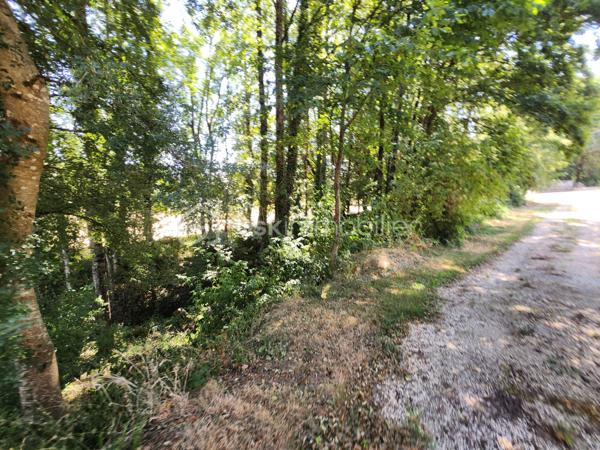 À vendre sur la commune de Ménigoute, découvrez ce terrain de 1 479 m², offrant un cadre naturel et de nombreuses possibilités d'aménagement.

La parcelle comprend 445 m² en zone constructible, idéale pour un projet de construction légère, un espace de loisirs ou de stockage.

Un garage de 18 m², construit en 2023 sur une dalle béton, est déjà présent sur la partie plane du terrain, constituant un véritable atout pour un futur projet.

Le reste de la parcelle est composé d'un espace naturel avec un ruisseau, deux coteaux arborés et une végétation préservée, offrant un environnement calme et verdoyant.

Le terrain bénéficie d'un accès individuel directement sur la route et se situe à l'arrière d'un bâtiment appartenant à la mairie.

À noter :

* Terrain de 1 479 m².
* Environ 445 m² constructibles.
* Garage de 18 m² construit en 2023.
* Accès privatif.
* Environnement naturel avec ruisseau.
* Réseaux (eau, électricité et tout-à-l'égout) non raccordés à ce jour.

Une belle opportunité pour un projet nécessitant un espace extérieur, un lieu de stockage ou un aménagement léger dans un environnement paisible.

À découvrir sans tarder ! Contactez-moi pour plus d'informations ou organiser une visite