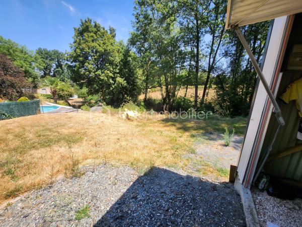 À vendre sur la commune de Ménigoute, découvrez ce terrain de 1 479 m², offrant un cadre naturel et de nombreuses possibilités d'aménagement.

La parcelle comprend 445 m² en zone constructible, idéale pour un projet de construction légère, un espace de loisirs ou de stockage.

Un garage de 18 m², construit en 2023 sur une dalle béton, est déjà présent sur la partie plane du terrain, constituant un véritable atout pour un futur projet.

Le reste de la parcelle est composé d'un espace naturel avec un ruisseau, deux coteaux arborés et une végétation préservée, offrant un environnement calme et verdoyant.

Le terrain bénéficie d'un accès individuel directement sur la route et se situe à l'arrière d'un bâtiment appartenant à la mairie.

À noter :

* Terrain de 1 479 m².
* Environ 445 m² constructibles.
* Garage de 18 m² construit en 2023.
* Accès privatif.
* Environnement naturel avec ruisseau.
* Réseaux (eau, électricité et tout-à-l'égout) non raccordés à ce jour.

Une belle opportunité pour un projet nécessitant un espace extérieur, un lieu de stockage ou un aménagement léger dans un environnement paisible.

À découvrir sans tarder ! Contactez-moi pour plus d'informations ou organiser une visite