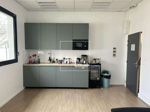 LIEUSAINT BUREAUX REZ DE CHAUSSEE A LOUER