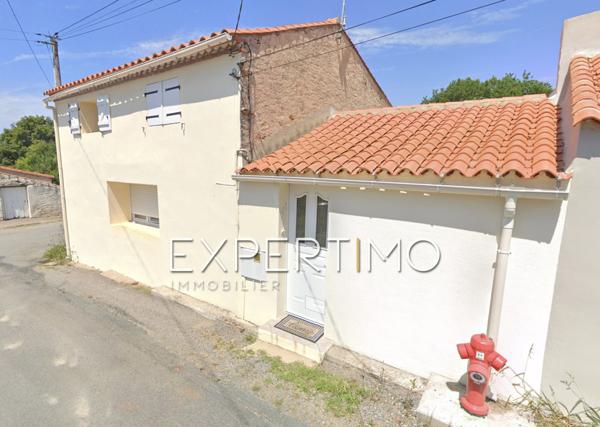 Sainte-Foy (85150) Maison en pierre T6 de 128 m² - 3 chambres - Terrain de 678 m² entièrement clôturé et ouvert sur la campagne