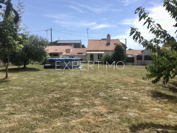 Sainte-Foy (85150) Maison en pierre T6 de 128 m² - 3 chambres - Terrain de 678 m² entièrement clôturé et ouvert sur la campagne