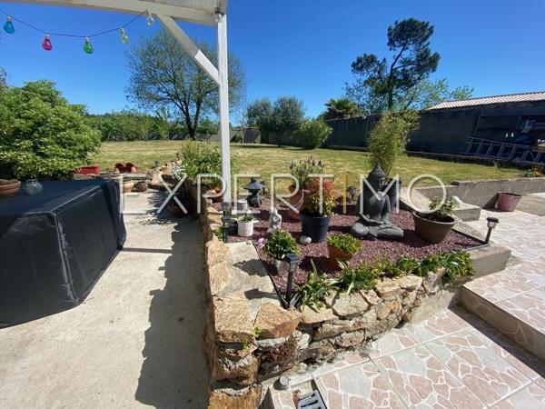 Sainte-Foy (85150) Maison en pierre T6 de 128 m² - 3 chambres - Terrain de 678 m² entièrement clôturé et ouvert sur la campagne