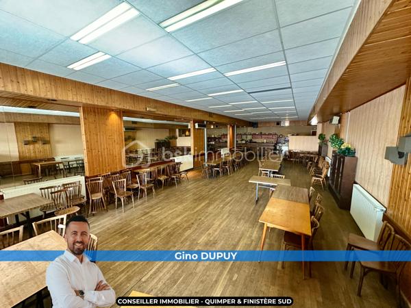 Immeuble de caractère – 400 m² – Restaurant ouvrier en place – Centre bourg Coray

Situé au cœur de la commune de Coray, cet immeuble de caractère datant de 1910 développe environ 400 m² sur plusieurs niveaux.
Le bien est actuellement exploité en restaurant, offrant une lecture immédiate de son potentiel d’exploitation.

Implanté en centre-bourg, à proximité immédiate des commerces et services, il bénéficie d’un environnement accessible avec stationnement public à proximité.

Composition du bien :

Au rez-de-chaussée :

Entrée avec cheminée, pierres apparentes et poutres
Espace bar
Plusieurs salles de restauration en enfilade
Cuisine professionnelle, laboratoire, réserves
Sanitaires
Espace technique (chaufferie / stockage)

Au 1er étage :

Une pièce pouvant faire office de bureau ou une ou 2 chambres ...
Salle d’eau avec WC
Une grande salle de réception d’environ 150 m² avec belle hauteur sous plafond

Au 2ème étage :

Espace bureau ou chambre ...
Salle de bain avec WC

Caractéristiques techniques :

Chauffage fioul
Toiture principale refaite en bac acier
Une partie de la couverture reste à reprendre (photos drone sur demande)

Absence de jardin, garage ou parking privatif.

Analyse & potentiel :
Actuellement exploité en restaurant cet ensemble immobilier peut convenir à une poursuite d’activité ou à un projet de transformation (division, changement de destination, projet mixte…), sous réserve des autorisations d’urbanisme.

Les volumes, la configuration et l’emplacement en cœur de bourg constituent une base solide pour un projet à valoriser, nécessitant des travaux de modernisation.

- - - Visite uniquement sur rendez-vous - - -

Contact : Gino DUPUY - BSK Immobilier

_________________________________________________

VENTE IMMOBILIÈRE – QUIMPER & Alentours
Échangeons sur votre projet, sans engagement, pour définir la meilleure stratégie de vente.

APPORTEURS D'AFFAIRES
Vous connaissez quelqu'un qui souhaite vendre ou acheter ?
Un simple message suffit pour initier un contact, je m'occupe du reste. Rémunération attractive.

COLLABORATION INTERCABINET
Discutons volontiers d'un partage de mandat ou d'un acheteur en recherche.

_________________________________________________

Honoraires charge vendeur : aucun frais d'agence supplémentaires pour vous.
Le prix affiché est votre prix final hors frais de notaire.