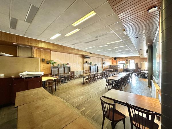 Immeuble de caractère – 400 m² – Restaurant ouvrier en place – Centre bourg Coray

Situé au cœur de la commune de Coray, cet immeuble de caractère datant de 1910 développe environ 400 m² sur plusieurs niveaux.
Le bien est actuellement exploité en restaurant, offrant une lecture immédiate de son potentiel d’exploitation.

Implanté en centre-bourg, à proximité immédiate des commerces et services, il bénéficie d’un environnement accessible avec stationnement public à proximité.

Composition du bien :

Au rez-de-chaussée :

Entrée avec cheminée, pierres apparentes et poutres
Espace bar
Plusieurs salles de restauration en enfilade
Cuisine professionnelle, laboratoire, réserves
Sanitaires
Espace technique (chaufferie / stockage)

Au 1er étage :

Une pièce pouvant faire office de bureau ou une ou 2 chambres ...
Salle d’eau avec WC
Une grande salle de réception d’environ 150 m² avec belle hauteur sous plafond

Au 2ème étage :

Espace bureau ou chambre ...
Salle de bain avec WC

Caractéristiques techniques :

Chauffage fioul
Toiture principale refaite en bac acier
Une partie de la couverture reste à reprendre (photos drone sur demande)

Absence de jardin, garage ou parking privatif.

Analyse & potentiel :
Actuellement exploité en restaurant cet ensemble immobilier peut convenir à une poursuite d’activité ou à un projet de transformation (division, changement de destination, projet mixte…), sous réserve des autorisations d’urbanisme.

Les volumes, la configuration et l’emplacement en cœur de bourg constituent une base solide pour un projet à valoriser, nécessitant des travaux de modernisation.

- - - Visite uniquement sur rendez-vous - - -

Contact : Gino DUPUY - BSK Immobilier

_________________________________________________

VENTE IMMOBILIÈRE – QUIMPER & Alentours
Échangeons sur votre projet, sans engagement, pour définir la meilleure stratégie de vente.

APPORTEURS D'AFFAIRES
Vous connaissez quelqu'un qui souhaite vendre ou acheter ?
Un simple message suffit pour initier un contact, je m'occupe du reste. Rémunération attractive.

COLLABORATION INTERCABINET
Discutons volontiers d'un partage de mandat ou d'un acheteur en recherche.

_________________________________________________

Honoraires charge vendeur : aucun frais d'agence supplémentaires pour vous.
Le prix affiché est votre prix final hors frais de notaire.