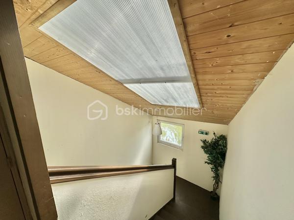 Immeuble de caractère – 400 m² – Restaurant ouvrier en place – Centre bourg Coray

Situé au cœur de la commune de Coray, cet immeuble de caractère datant de 1910 développe environ 400 m² sur plusieurs niveaux.
Le bien est actuellement exploité en restaurant, offrant une lecture immédiate de son potentiel d’exploitation.

Implanté en centre-bourg, à proximité immédiate des commerces et services, il bénéficie d’un environnement accessible avec stationnement public à proximité.

Composition du bien :

Au rez-de-chaussée :

Entrée avec cheminée, pierres apparentes et poutres
Espace bar
Plusieurs salles de restauration en enfilade
Cuisine professionnelle, laboratoire, réserves
Sanitaires
Espace technique (chaufferie / stockage)

Au 1er étage :

Une pièce pouvant faire office de bureau ou une ou 2 chambres ...
Salle d’eau avec WC
Une grande salle de réception d’environ 150 m² avec belle hauteur sous plafond

Au 2ème étage :

Espace bureau ou chambre ...
Salle de bain avec WC

Caractéristiques techniques :

Chauffage fioul
Toiture principale refaite en bac acier
Une partie de la couverture reste à reprendre (photos drone sur demande)

Absence de jardin, garage ou parking privatif.

Analyse & potentiel :
Actuellement exploité en restaurant cet ensemble immobilier peut convenir à une poursuite d’activité ou à un projet de transformation (division, changement de destination, projet mixte…), sous réserve des autorisations d’urbanisme.

Les volumes, la configuration et l’emplacement en cœur de bourg constituent une base solide pour un projet à valoriser, nécessitant des travaux de modernisation.

- - - Visite uniquement sur rendez-vous - - -

Contact : Gino DUPUY - BSK Immobilier

_________________________________________________

VENTE IMMOBILIÈRE – QUIMPER & Alentours
Échangeons sur votre projet, sans engagement, pour définir la meilleure stratégie de vente.

APPORTEURS D'AFFAIRES
Vous connaissez quelqu'un qui souhaite vendre ou acheter ?
Un simple message suffit pour initier un contact, je m'occupe du reste. Rémunération attractive.

COLLABORATION INTERCABINET
Discutons volontiers d'un partage de mandat ou d'un acheteur en recherche.

_________________________________________________

Honoraires charge vendeur : aucun frais d'agence supplémentaires pour vous.
Le prix affiché est votre prix final hors frais de notaire.