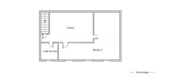 Immeuble de caractère – 400 m² – Restaurant ouvrier en place – Centre bourg Coray

Situé au cœur de la commune de Coray, cet immeuble de caractère datant de 1910 développe environ 400 m² sur plusieurs niveaux.
Le bien est actuellement exploité en restaurant, offrant une lecture immédiate de son potentiel d’exploitation.

Implanté en centre-bourg, à proximité immédiate des commerces et services, il bénéficie d’un environnement accessible avec stationnement public à proximité.

Composition du bien :

Au rez-de-chaussée :

Entrée avec cheminée, pierres apparentes et poutres
Espace bar
Plusieurs salles de restauration en enfilade
Cuisine professionnelle, laboratoire, réserves
Sanitaires
Espace technique (chaufferie / stockage)

Au 1er étage :

Une pièce pouvant faire office de bureau ou une ou 2 chambres ...
Salle d’eau avec WC
Une grande salle de réception d’environ 150 m² avec belle hauteur sous plafond

Au 2ème étage :

Espace bureau ou chambre ...
Salle de bain avec WC

Caractéristiques techniques :

Chauffage fioul
Toiture principale refaite en bac acier
Une partie de la couverture reste à reprendre (photos drone sur demande)

Absence de jardin, garage ou parking privatif.

Analyse & potentiel :
Actuellement exploité en restaurant cet ensemble immobilier peut convenir à une poursuite d’activité ou à un projet de transformation (division, changement de destination, projet mixte…), sous réserve des autorisations d’urbanisme.

Les volumes, la configuration et l’emplacement en cœur de bourg constituent une base solide pour un projet à valoriser, nécessitant des travaux de modernisation.

- - - Visite uniquement sur rendez-vous - - -

Contact : Gino DUPUY - BSK Immobilier

_________________________________________________

VENTE IMMOBILIÈRE – QUIMPER & Alentours
Échangeons sur votre projet, sans engagement, pour définir la meilleure stratégie de vente.

APPORTEURS D'AFFAIRES
Vous connaissez quelqu'un qui souhaite vendre ou acheter ?
Un simple message suffit pour initier un contact, je m'occupe du reste. Rémunération attractive.

COLLABORATION INTERCABINET
Discutons volontiers d'un partage de mandat ou d'un acheteur en recherche.

_________________________________________________

Honoraires charge vendeur : aucun frais d'agence supplémentaires pour vous.
Le prix affiché est votre prix final hors frais de notaire.