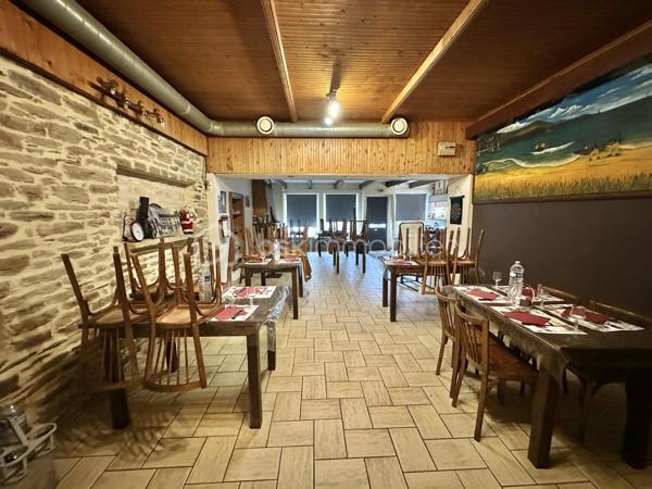 Immeuble de caractère – 400 m² – Restaurant ouvrier en place – Centre bourg Coray

Situé au cœur de la commune de Coray, cet immeuble de caractère datant de 1910 développe environ 400 m² sur plusieurs niveaux.
Le bien est actuellement exploité en restaurant, offrant une lecture immédiate de son potentiel d’exploitation.

Implanté en centre-bourg, à proximité immédiate des commerces et services, il bénéficie d’un environnement accessible avec stationnement public à proximité.

Composition du bien :

Au rez-de-chaussée :

Entrée avec cheminée, pierres apparentes et poutres
Espace bar
Plusieurs salles de restauration en enfilade
Cuisine professionnelle, laboratoire, réserves
Sanitaires
Espace technique (chaufferie / stockage)

Au 1er étage :

Une pièce pouvant faire office de bureau ou une ou 2 chambres ...
Salle d’eau avec WC
Une grande salle de réception d’environ 150 m² avec belle hauteur sous plafond

Au 2ème étage :

Espace bureau ou chambre ...
Salle de bain avec WC

Caractéristiques techniques :

Chauffage fioul
Toiture principale refaite en bac acier
Une partie de la couverture reste à reprendre (photos drone sur demande)

Absence de jardin, garage ou parking privatif.

Analyse & potentiel :
Actuellement exploité en restaurant cet ensemble immobilier peut convenir à une poursuite d’activité ou à un projet de transformation (division, changement de destination, projet mixte…), sous réserve des autorisations d’urbanisme.

Les volumes, la configuration et l’emplacement en cœur de bourg constituent une base solide pour un projet à valoriser, nécessitant des travaux de modernisation.

- - - Visite uniquement sur rendez-vous - - -

Contact : Gino DUPUY - BSK Immobilier

_________________________________________________

VENTE IMMOBILIÈRE – QUIMPER & Alentours
Échangeons sur votre projet, sans engagement, pour définir la meilleure stratégie de vente.

APPORTEURS D'AFFAIRES
Vous connaissez quelqu'un qui souhaite vendre ou acheter ?
Un simple message suffit pour initier un contact, je m'occupe du reste. Rémunération attractive.

COLLABORATION INTERCABINET
Discutons volontiers d'un partage de mandat ou d'un acheteur en recherche.

_________________________________________________

Honoraires charge vendeur : aucun frais d'agence supplémentaires pour vous.
Le prix affiché est votre prix final hors frais de notaire.