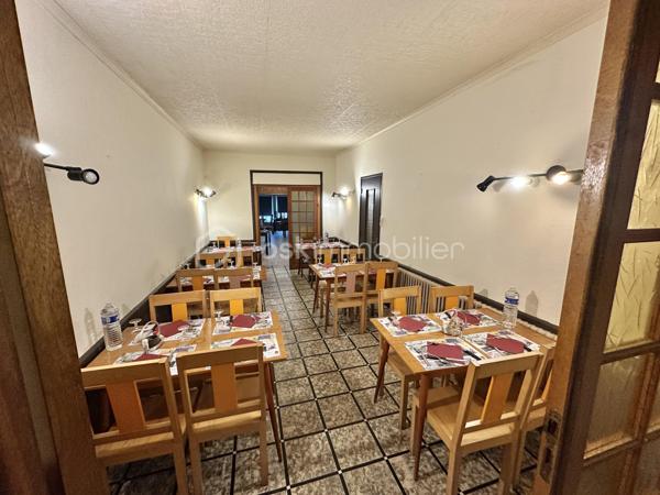 Immeuble de caractère – 400 m² – Restaurant ouvrier en place – Centre bourg Coray

Situé au cœur de la commune de Coray, cet immeuble de caractère datant de 1910 développe environ 400 m² sur plusieurs niveaux.
Le bien est actuellement exploité en restaurant, offrant une lecture immédiate de son potentiel d’exploitation.

Implanté en centre-bourg, à proximité immédiate des commerces et services, il bénéficie d’un environnement accessible avec stationnement public à proximité.

Composition du bien :

Au rez-de-chaussée :

Entrée avec cheminée, pierres apparentes et poutres
Espace bar
Plusieurs salles de restauration en enfilade
Cuisine professionnelle, laboratoire, réserves
Sanitaires
Espace technique (chaufferie / stockage)

Au 1er étage :

Une pièce pouvant faire office de bureau ou une ou 2 chambres ...
Salle d’eau avec WC
Une grande salle de réception d’environ 150 m² avec belle hauteur sous plafond

Au 2ème étage :

Espace bureau ou chambre ...
Salle de bain avec WC

Caractéristiques techniques :

Chauffage fioul
Toiture principale refaite en bac acier
Une partie de la couverture reste à reprendre (photos drone sur demande)

Absence de jardin, garage ou parking privatif.

Analyse & potentiel :
Actuellement exploité en restaurant cet ensemble immobilier peut convenir à une poursuite d’activité ou à un projet de transformation (division, changement de destination, projet mixte…), sous réserve des autorisations d’urbanisme.

Les volumes, la configuration et l’emplacement en cœur de bourg constituent une base solide pour un projet à valoriser, nécessitant des travaux de modernisation.

- - - Visite uniquement sur rendez-vous - - -

Contact : Gino DUPUY - BSK Immobilier

_________________________________________________

VENTE IMMOBILIÈRE – QUIMPER & Alentours
Échangeons sur votre projet, sans engagement, pour définir la meilleure stratégie de vente.

APPORTEURS D'AFFAIRES
Vous connaissez quelqu'un qui souhaite vendre ou acheter ?
Un simple message suffit pour initier un contact, je m'occupe du reste. Rémunération attractive.

COLLABORATION INTERCABINET
Discutons volontiers d'un partage de mandat ou d'un acheteur en recherche.

_________________________________________________

Honoraires charge vendeur : aucun frais d'agence supplémentaires pour vous.
Le prix affiché est votre prix final hors frais de notaire.