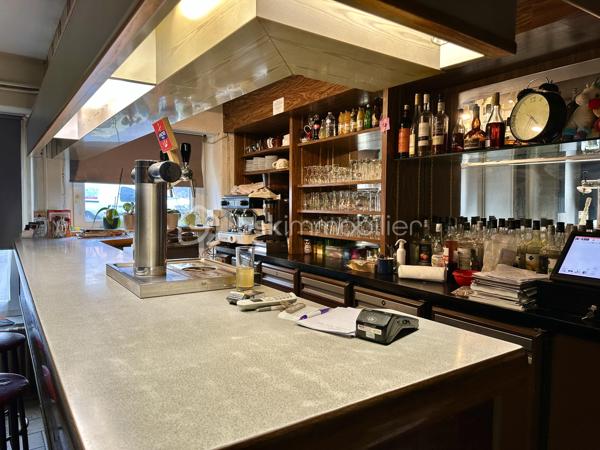 Immeuble de caractère – 400 m² – Restaurant ouvrier en place – Centre bourg Coray

Situé au cœur de la commune de Coray, cet immeuble de caractère datant de 1910 développe environ 400 m² sur plusieurs niveaux.
Le bien est actuellement exploité en restaurant, offrant une lecture immédiate de son potentiel d’exploitation.

Implanté en centre-bourg, à proximité immédiate des commerces et services, il bénéficie d’un environnement accessible avec stationnement public à proximité.

Composition du bien :

Au rez-de-chaussée :

Entrée avec cheminée, pierres apparentes et poutres
Espace bar
Plusieurs salles de restauration en enfilade
Cuisine professionnelle, laboratoire, réserves
Sanitaires
Espace technique (chaufferie / stockage)

Au 1er étage :

Une pièce pouvant faire office de bureau ou une ou 2 chambres ...
Salle d’eau avec WC
Une grande salle de réception d’environ 150 m² avec belle hauteur sous plafond

Au 2ème étage :

Espace bureau ou chambre ...
Salle de bain avec WC

Caractéristiques techniques :

Chauffage fioul
Toiture principale refaite en bac acier
Une partie de la couverture reste à reprendre (photos drone sur demande)

Absence de jardin, garage ou parking privatif.

Analyse & potentiel :
Actuellement exploité en restaurant cet ensemble immobilier peut convenir à une poursuite d’activité ou à un projet de transformation (division, changement de destination, projet mixte…), sous réserve des autorisations d’urbanisme.

Les volumes, la configuration et l’emplacement en cœur de bourg constituent une base solide pour un projet à valoriser, nécessitant des travaux de modernisation.

- - - Visite uniquement sur rendez-vous - - -

Contact : Gino DUPUY - BSK Immobilier

_________________________________________________

VENTE IMMOBILIÈRE – QUIMPER & Alentours
Échangeons sur votre projet, sans engagement, pour définir la meilleure stratégie de vente.

APPORTEURS D'AFFAIRES
Vous connaissez quelqu'un qui souhaite vendre ou acheter ?
Un simple message suffit pour initier un contact, je m'occupe du reste. Rémunération attractive.

COLLABORATION INTERCABINET
Discutons volontiers d'un partage de mandat ou d'un acheteur en recherche.

_________________________________________________

Honoraires charge vendeur : aucun frais d'agence supplémentaires pour vous.
Le prix affiché est votre prix final hors frais de notaire.