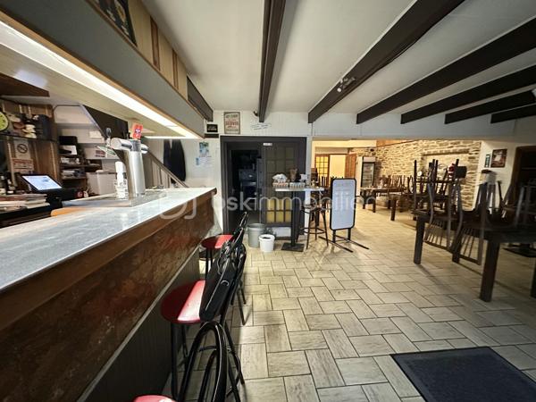 Immeuble de caractère – 400 m² – Restaurant ouvrier en place – Centre bourg Coray

Situé au cœur de la commune de Coray, cet immeuble de caractère datant de 1910 développe environ 400 m² sur plusieurs niveaux.
Le bien est actuellement exploité en restaurant, offrant une lecture immédiate de son potentiel d’exploitation.

Implanté en centre-bourg, à proximité immédiate des commerces et services, il bénéficie d’un environnement accessible avec stationnement public à proximité.

Composition du bien :

Au rez-de-chaussée :

Entrée avec cheminée, pierres apparentes et poutres
Espace bar
Plusieurs salles de restauration en enfilade
Cuisine professionnelle, laboratoire, réserves
Sanitaires
Espace technique (chaufferie / stockage)

Au 1er étage :

Une pièce pouvant faire office de bureau ou une ou 2 chambres ...
Salle d’eau avec WC
Une grande salle de réception d’environ 150 m² avec belle hauteur sous plafond

Au 2ème étage :

Espace bureau ou chambre ...
Salle de bain avec WC

Caractéristiques techniques :

Chauffage fioul
Toiture principale refaite en bac acier
Une partie de la couverture reste à reprendre (photos drone sur demande)

Absence de jardin, garage ou parking privatif.

Analyse & potentiel :
Actuellement exploité en restaurant cet ensemble immobilier peut convenir à une poursuite d’activité ou à un projet de transformation (division, changement de destination, projet mixte…), sous réserve des autorisations d’urbanisme.

Les volumes, la configuration et l’emplacement en cœur de bourg constituent une base solide pour un projet à valoriser, nécessitant des travaux de modernisation.

- - - Visite uniquement sur rendez-vous - - -

Contact : Gino DUPUY - BSK Immobilier

_________________________________________________

VENTE IMMOBILIÈRE – QUIMPER & Alentours
Échangeons sur votre projet, sans engagement, pour définir la meilleure stratégie de vente.

APPORTEURS D'AFFAIRES
Vous connaissez quelqu'un qui souhaite vendre ou acheter ?
Un simple message suffit pour initier un contact, je m'occupe du reste. Rémunération attractive.

COLLABORATION INTERCABINET
Discutons volontiers d'un partage de mandat ou d'un acheteur en recherche.

_________________________________________________

Honoraires charge vendeur : aucun frais d'agence supplémentaires pour vous.
Le prix affiché est votre prix final hors frais de notaire.