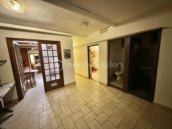 Immeuble de caractère – 400 m² – Restaurant ouvrier en place – Centre bourg Coray

Situé au cœur de la commune de Coray, cet immeuble de caractère datant de 1910 développe environ 400 m² sur plusieurs niveaux.
Le bien est actuellement exploité en restaurant, offrant une lecture immédiate de son potentiel d’exploitation.

Implanté en centre-bourg, à proximité immédiate des commerces et services, il bénéficie d’un environnement accessible avec stationnement public à proximité.

Composition du bien :

Au rez-de-chaussée :

Entrée avec cheminée, pierres apparentes et poutres
Espace bar
Plusieurs salles de restauration en enfilade
Cuisine professionnelle, laboratoire, réserves
Sanitaires
Espace technique (chaufferie / stockage)

Au 1er étage :

Une pièce pouvant faire office de bureau ou une ou 2 chambres ...
Salle d’eau avec WC
Une grande salle de réception d’environ 150 m² avec belle hauteur sous plafond

Au 2ème étage :

Espace bureau ou chambre ...
Salle de bain avec WC

Caractéristiques techniques :

Chauffage fioul
Toiture principale refaite en bac acier
Une partie de la couverture reste à reprendre (photos drone sur demande)

Absence de jardin, garage ou parking privatif.

Analyse & potentiel :
Actuellement exploité en restaurant cet ensemble immobilier peut convenir à une poursuite d’activité ou à un projet de transformation (division, changement de destination, projet mixte…), sous réserve des autorisations d’urbanisme.

Les volumes, la configuration et l’emplacement en cœur de bourg constituent une base solide pour un projet à valoriser, nécessitant des travaux de modernisation.

- - - Visite uniquement sur rendez-vous - - -

Contact : Gino DUPUY - BSK Immobilier

_________________________________________________

VENTE IMMOBILIÈRE – QUIMPER & Alentours
Échangeons sur votre projet, sans engagement, pour définir la meilleure stratégie de vente.

APPORTEURS D'AFFAIRES
Vous connaissez quelqu'un qui souhaite vendre ou acheter ?
Un simple message suffit pour initier un contact, je m'occupe du reste. Rémunération attractive.

COLLABORATION INTERCABINET
Discutons volontiers d'un partage de mandat ou d'un acheteur en recherche.

_________________________________________________

Honoraires charge vendeur : aucun frais d'agence supplémentaires pour vous.
Le prix affiché est votre prix final hors frais de notaire.