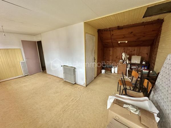 Immeuble de caractère – 400 m² – Restaurant ouvrier en place – Centre bourg Coray

Situé au cœur de la commune de Coray, cet immeuble de caractère datant de 1910 développe environ 400 m² sur plusieurs niveaux.
Le bien est actuellement exploité en restaurant, offrant une lecture immédiate de son potentiel d’exploitation.

Implanté en centre-bourg, à proximité immédiate des commerces et services, il bénéficie d’un environnement accessible avec stationnement public à proximité.

Composition du bien :

Au rez-de-chaussée :

Entrée avec cheminée, pierres apparentes et poutres
Espace bar
Plusieurs salles de restauration en enfilade
Cuisine professionnelle, laboratoire, réserves
Sanitaires
Espace technique (chaufferie / stockage)

Au 1er étage :

Une pièce pouvant faire office de bureau ou une ou 2 chambres ...
Salle d’eau avec WC
Une grande salle de réception d’environ 150 m² avec belle hauteur sous plafond

Au 2ème étage :

Espace bureau ou chambre ...
Salle de bain avec WC

Caractéristiques techniques :

Chauffage fioul
Toiture principale refaite en bac acier
Une partie de la couverture reste à reprendre (photos drone sur demande)

Absence de jardin, garage ou parking privatif.

Analyse & potentiel :
Actuellement exploité en restaurant cet ensemble immobilier peut convenir à une poursuite d’activité ou à un projet de transformation (division, changement de destination, projet mixte…), sous réserve des autorisations d’urbanisme.

Les volumes, la configuration et l’emplacement en cœur de bourg constituent une base solide pour un projet à valoriser, nécessitant des travaux de modernisation.

- - - Visite uniquement sur rendez-vous - - -

Contact : Gino DUPUY - BSK Immobilier

_________________________________________________

VENTE IMMOBILIÈRE – QUIMPER & Alentours
Échangeons sur votre projet, sans engagement, pour définir la meilleure stratégie de vente.

APPORTEURS D'AFFAIRES
Vous connaissez quelqu'un qui souhaite vendre ou acheter ?
Un simple message suffit pour initier un contact, je m'occupe du reste. Rémunération attractive.

COLLABORATION INTERCABINET
Discutons volontiers d'un partage de mandat ou d'un acheteur en recherche.

_________________________________________________

Honoraires charge vendeur : aucun frais d'agence supplémentaires pour vous.
Le prix affiché est votre prix final hors frais de notaire.