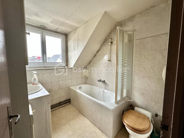 Immeuble de caractère – 400 m² – Restaurant ouvrier en place – Centre bourg Coray

Situé au cœur de la commune de Coray, cet immeuble de caractère datant de 1910 développe environ 400 m² sur plusieurs niveaux.
Le bien est actuellement exploité en restaurant, offrant une lecture immédiate de son potentiel d’exploitation.

Implanté en centre-bourg, à proximité immédiate des commerces et services, il bénéficie d’un environnement accessible avec stationnement public à proximité.

Composition du bien :

Au rez-de-chaussée :

Entrée avec cheminée, pierres apparentes et poutres
Espace bar
Plusieurs salles de restauration en enfilade
Cuisine professionnelle, laboratoire, réserves
Sanitaires
Espace technique (chaufferie / stockage)

Au 1er étage :

Une pièce pouvant faire office de bureau ou une ou 2 chambres ...
Salle d’eau avec WC
Une grande salle de réception d’environ 150 m² avec belle hauteur sous plafond

Au 2ème étage :

Espace bureau ou chambre ...
Salle de bain avec WC

Caractéristiques techniques :

Chauffage fioul
Toiture principale refaite en bac acier
Une partie de la couverture reste à reprendre (photos drone sur demande)

Absence de jardin, garage ou parking privatif.

Analyse & potentiel :
Actuellement exploité en restaurant cet ensemble immobilier peut convenir à une poursuite d’activité ou à un projet de transformation (division, changement de destination, projet mixte…), sous réserve des autorisations d’urbanisme.

Les volumes, la configuration et l’emplacement en cœur de bourg constituent une base solide pour un projet à valoriser, nécessitant des travaux de modernisation.

- - - Visite uniquement sur rendez-vous - - -

Contact : Gino DUPUY - BSK Immobilier

_________________________________________________

VENTE IMMOBILIÈRE – QUIMPER & Alentours
Échangeons sur votre projet, sans engagement, pour définir la meilleure stratégie de vente.

APPORTEURS D'AFFAIRES
Vous connaissez quelqu'un qui souhaite vendre ou acheter ?
Un simple message suffit pour initier un contact, je m'occupe du reste. Rémunération attractive.

COLLABORATION INTERCABINET
Discutons volontiers d'un partage de mandat ou d'un acheteur en recherche.

_________________________________________________

Honoraires charge vendeur : aucun frais d'agence supplémentaires pour vous.
Le prix affiché est votre prix final hors frais de notaire.
