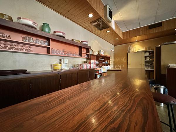 Immeuble de caractère – 400 m² – Restaurant ouvrier en place – Centre bourg Coray

Situé au cœur de la commune de Coray, cet immeuble de caractère datant de 1910 développe environ 400 m² sur plusieurs niveaux.
Le bien est actuellement exploité en restaurant, offrant une lecture immédiate de son potentiel d’exploitation.

Implanté en centre-bourg, à proximité immédiate des commerces et services, il bénéficie d’un environnement accessible avec stationnement public à proximité.

Composition du bien :

Au rez-de-chaussée :

Entrée avec cheminée, pierres apparentes et poutres
Espace bar
Plusieurs salles de restauration en enfilade
Cuisine professionnelle, laboratoire, réserves
Sanitaires
Espace technique (chaufferie / stockage)

Au 1er étage :

Une pièce pouvant faire office de bureau ou une ou 2 chambres ...
Salle d’eau avec WC
Une grande salle de réception d’environ 150 m² avec belle hauteur sous plafond

Au 2ème étage :

Espace bureau ou chambre ...
Salle de bain avec WC

Caractéristiques techniques :

Chauffage fioul
Toiture principale refaite en bac acier
Une partie de la couverture reste à reprendre (photos drone sur demande)

Absence de jardin, garage ou parking privatif.

Analyse & potentiel :
Actuellement exploité en restaurant cet ensemble immobilier peut convenir à une poursuite d’activité ou à un projet de transformation (division, changement de destination, projet mixte…), sous réserve des autorisations d’urbanisme.

Les volumes, la configuration et l’emplacement en cœur de bourg constituent une base solide pour un projet à valoriser, nécessitant des travaux de modernisation.

- - - Visite uniquement sur rendez-vous - - -

Contact : Gino DUPUY - BSK Immobilier

_________________________________________________

VENTE IMMOBILIÈRE – QUIMPER & Alentours
Échangeons sur votre projet, sans engagement, pour définir la meilleure stratégie de vente.

APPORTEURS D'AFFAIRES
Vous connaissez quelqu'un qui souhaite vendre ou acheter ?
Un simple message suffit pour initier un contact, je m'occupe du reste. Rémunération attractive.

COLLABORATION INTERCABINET
Discutons volontiers d'un partage de mandat ou d'un acheteur en recherche.

_________________________________________________

Honoraires charge vendeur : aucun frais d'agence supplémentaires pour vous.
Le prix affiché est votre prix final hors frais de notaire.