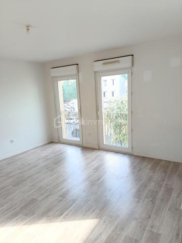 À proximité immédiate de la Gare de Ris-Orangis (RER D), découvrez cet appartement 2 pièces qui baigne de lumière grâce à sa double façade. Situé dans un environnement pratique au quotidien, ce bien offre une excellente qualité de vie aux portes de Paris.

Les points forts :

    Luminosité & Aération : belle exposition double façade et des portes fenêtres garantissant une clarté naturelle tout au long de la journée.

    Agencement optimal : Une cuisine ouverte sur un grand séjour, une chambre au calme et une grande salle de bain avec baignoire.

    Stationnement inclus : place de parking privative dans la résidence au sous-sol.

    Emplacement stratégique : accès immédiat à la gare, aux commerces du centre et aux bords de Seine.

Côté investisseur : secteur très demandé par les actifs et étudiants grâce au RER D, un DPE:C , faible charges, offrant une très bonne rentabilité locative et un risque de vacance minime.

Côté primo-accédant : un premier pied-à-terre fonctionnel permettant de rejoindre Paris rapidement tout en profitant des commodités locales à pied.

Une opportunité à ne pas manquer sur Ris-Orangis ! Contactez-moi dès maintenant pour organiser une visite.