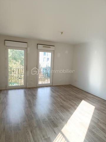 À proximité immédiate de la Gare de Ris-Orangis (RER D), découvrez cet appartement 2 pièces qui baigne de lumière grâce à sa double façade. Situé dans un environnement pratique au quotidien, ce bien offre une excellente qualité de vie aux portes de Paris.

Les points forts :

    Luminosité & Aération : belle exposition double façade et des portes fenêtres garantissant une clarté naturelle tout au long de la journée.

    Agencement optimal : Une cuisine ouverte sur un grand séjour, une chambre au calme et une grande salle de bain avec baignoire.

    Stationnement inclus : place de parking privative dans la résidence au sous-sol.

    Emplacement stratégique : accès immédiat à la gare, aux commerces du centre et aux bords de Seine.

Côté investisseur : secteur très demandé par les actifs et étudiants grâce au RER D, un DPE:C , faible charges, offrant une très bonne rentabilité locative et un risque de vacance minime.

Côté primo-accédant : un premier pied-à-terre fonctionnel permettant de rejoindre Paris rapidement tout en profitant des commodités locales à pied.

Une opportunité à ne pas manquer sur Ris-Orangis ! Contactez-moi dès maintenant pour organiser une visite.