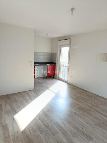 À proximité immédiate de la Gare de Ris-Orangis (RER D), découvrez cet appartement 2 pièces qui baigne de lumière grâce à sa double façade. Situé dans un environnement pratique au quotidien, ce bien offre une excellente qualité de vie aux portes de Paris.

Les points forts :

    Luminosité & Aération : belle exposition double façade et des portes fenêtres garantissant une clarté naturelle tout au long de la journée.

    Agencement optimal : Une cuisine ouverte sur un grand séjour, une chambre au calme et une grande salle de bain avec baignoire.

    Stationnement inclus : place de parking privative dans la résidence au sous-sol.

    Emplacement stratégique : accès immédiat à la gare, aux commerces du centre et aux bords de Seine.

Côté investisseur : secteur très demandé par les actifs et étudiants grâce au RER D, un DPE:C , faible charges, offrant une très bonne rentabilité locative et un risque de vacance minime.

Côté primo-accédant : un premier pied-à-terre fonctionnel permettant de rejoindre Paris rapidement tout en profitant des commodités locales à pied.

Une opportunité à ne pas manquer sur Ris-Orangis ! Contactez-moi dès maintenant pour organiser une visite.