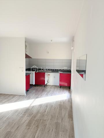 À proximité immédiate de la Gare de Ris-Orangis (RER D), découvrez cet appartement 2 pièces qui baigne de lumière grâce à sa double façade. Situé dans un environnement pratique au quotidien, ce bien offre une excellente qualité de vie aux portes de Paris.

Les points forts :

    Luminosité & Aération : belle exposition double façade et des portes fenêtres garantissant une clarté naturelle tout au long de la journée.

    Agencement optimal : Une cuisine ouverte sur un grand séjour, une chambre au calme et une grande salle de bain avec baignoire.

    Stationnement inclus : place de parking privative dans la résidence au sous-sol.

    Emplacement stratégique : accès immédiat à la gare, aux commerces du centre et aux bords de Seine.

Côté investisseur : secteur très demandé par les actifs et étudiants grâce au RER D, un DPE:C , faible charges, offrant une très bonne rentabilité locative et un risque de vacance minime.

Côté primo-accédant : un premier pied-à-terre fonctionnel permettant de rejoindre Paris rapidement tout en profitant des commodités locales à pied.

Une opportunité à ne pas manquer sur Ris-Orangis ! Contactez-moi dès maintenant pour organiser une visite.