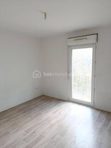 À proximité immédiate de la Gare de Ris-Orangis (RER D), découvrez cet appartement 2 pièces qui baigne de lumière grâce à sa double façade. Situé dans un environnement pratique au quotidien, ce bien offre une excellente qualité de vie aux portes de Paris.

Les points forts :

    Luminosité & Aération : belle exposition double façade et des portes fenêtres garantissant une clarté naturelle tout au long de la journée.

    Agencement optimal : Une cuisine ouverte sur un grand séjour, une chambre au calme et une grande salle de bain avec baignoire.

    Stationnement inclus : place de parking privative dans la résidence au sous-sol.

    Emplacement stratégique : accès immédiat à la gare, aux commerces du centre et aux bords de Seine.

Côté investisseur : secteur très demandé par les actifs et étudiants grâce au RER D, un DPE:C , faible charges, offrant une très bonne rentabilité locative et un risque de vacance minime.

Côté primo-accédant : un premier pied-à-terre fonctionnel permettant de rejoindre Paris rapidement tout en profitant des commodités locales à pied.

Une opportunité à ne pas manquer sur Ris-Orangis ! Contactez-moi dès maintenant pour organiser une visite.