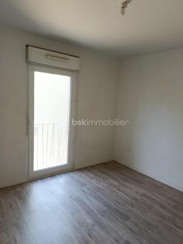 À proximité immédiate de la Gare de Ris-Orangis (RER D), découvrez cet appartement 2 pièces qui baigne de lumière grâce à sa double façade. Situé dans un environnement pratique au quotidien, ce bien offre une excellente qualité de vie aux portes de Paris.

Les points forts :

    Luminosité & Aération : belle exposition double façade et des portes fenêtres garantissant une clarté naturelle tout au long de la journée.

    Agencement optimal : Une cuisine ouverte sur un grand séjour, une chambre au calme et une grande salle de bain avec baignoire.

    Stationnement inclus : place de parking privative dans la résidence au sous-sol.

    Emplacement stratégique : accès immédiat à la gare, aux commerces du centre et aux bords de Seine.

Côté investisseur : secteur très demandé par les actifs et étudiants grâce au RER D, un DPE:C , faible charges, offrant une très bonne rentabilité locative et un risque de vacance minime.

Côté primo-accédant : un premier pied-à-terre fonctionnel permettant de rejoindre Paris rapidement tout en profitant des commodités locales à pied.

Une opportunité à ne pas manquer sur Ris-Orangis ! Contactez-moi dès maintenant pour organiser une visite.