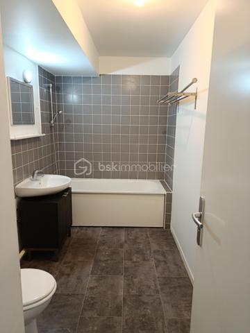 À proximité immédiate de la Gare de Ris-Orangis (RER D), découvrez cet appartement 2 pièces qui baigne de lumière grâce à sa double façade. Situé dans un environnement pratique au quotidien, ce bien offre une excellente qualité de vie aux portes de Paris.

Les points forts :

    Luminosité & Aération : belle exposition double façade et des portes fenêtres garantissant une clarté naturelle tout au long de la journée.

    Agencement optimal : Une cuisine ouverte sur un grand séjour, une chambre au calme et une grande salle de bain avec baignoire.

    Stationnement inclus : place de parking privative dans la résidence au sous-sol.

    Emplacement stratégique : accès immédiat à la gare, aux commerces du centre et aux bords de Seine.

Côté investisseur : secteur très demandé par les actifs et étudiants grâce au RER D, un DPE:C , faible charges, offrant une très bonne rentabilité locative et un risque de vacance minime.

Côté primo-accédant : un premier pied-à-terre fonctionnel permettant de rejoindre Paris rapidement tout en profitant des commodités locales à pied.

Une opportunité à ne pas manquer sur Ris-Orangis ! Contactez-moi dès maintenant pour organiser une visite.