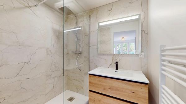 Maison de 65 m² refaite à neuf, prête à vivre.