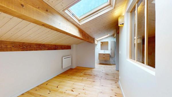 Maison de 65 m² refaite à neuf, prête à vivre.