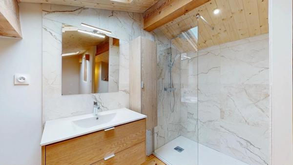 Maison de 65 m² refaite à neuf, prête à vivre.
