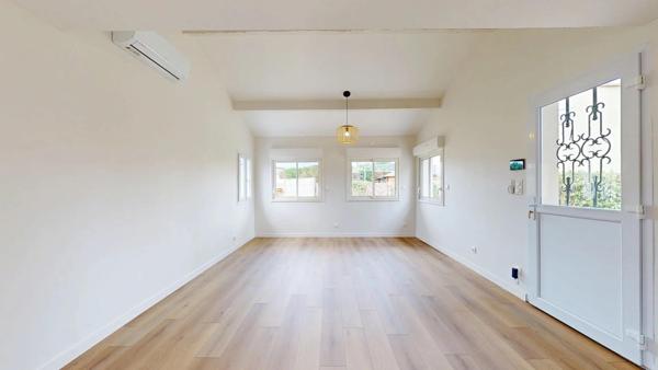 Maison de 65 m² refaite à neuf, prête à vivre.