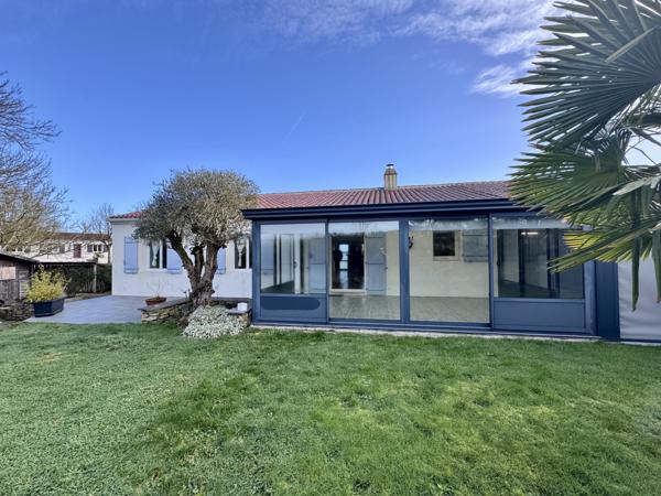 La Roche-sur-Yon (85000) Pavillon de 2001 offrant 131 m2 hab + 70 m2 de surface utile sur 724 m2 de terrain