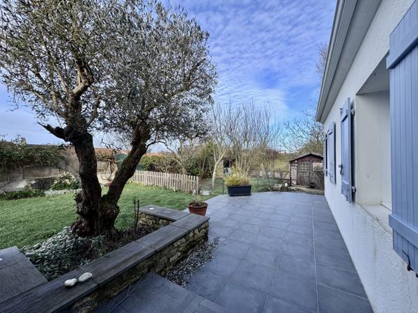 La Roche-sur-Yon (85000) Pavillon de 2001 offrant 131 m2 hab + 70 m2 de surface utile sur 724 m2 de terrain