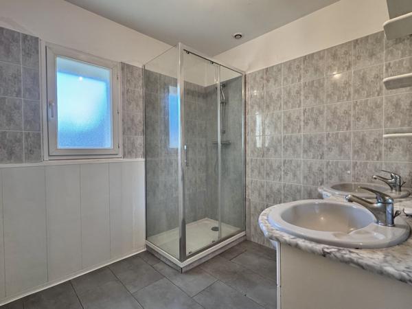 La Roche-sur-Yon (85000) Pavillon de 2001 offrant 131 m2 hab + 70 m2 de surface utile sur 724 m2 de terrain