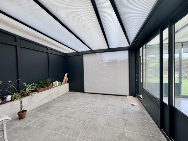 La Roche-sur-Yon (85000) Pavillon de 2001 offrant 131 m2 hab + 70 m2 de surface utile sur 724 m2 de terrain