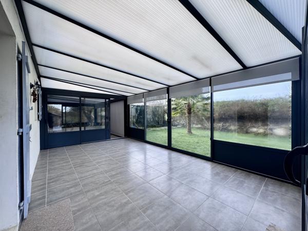 La Roche-sur-Yon (85000) Pavillon de 2001 offrant 131 m2 hab + 70 m2 de surface utile sur 724 m2 de terrain