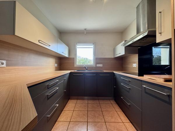 La Roche-sur-Yon (85000) Pavillon de 2001 offrant 131 m2 hab + 70 m2 de surface utile sur 724 m2 de terrain