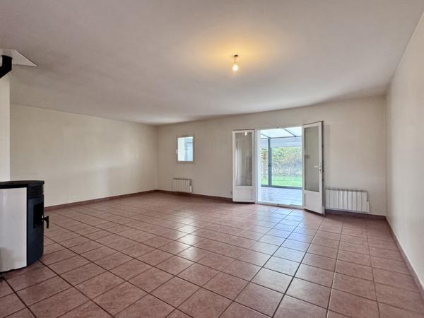 La Roche-sur-Yon (85000) Pavillon de 2001 offrant 131 m2 hab + 70 m2 de surface utile sur 724 m2 de terrain