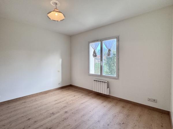 La Roche-sur-Yon (85000) Pavillon de 2001 offrant 131 m2 hab + 70 m2 de surface utile sur 724 m2 de terrain